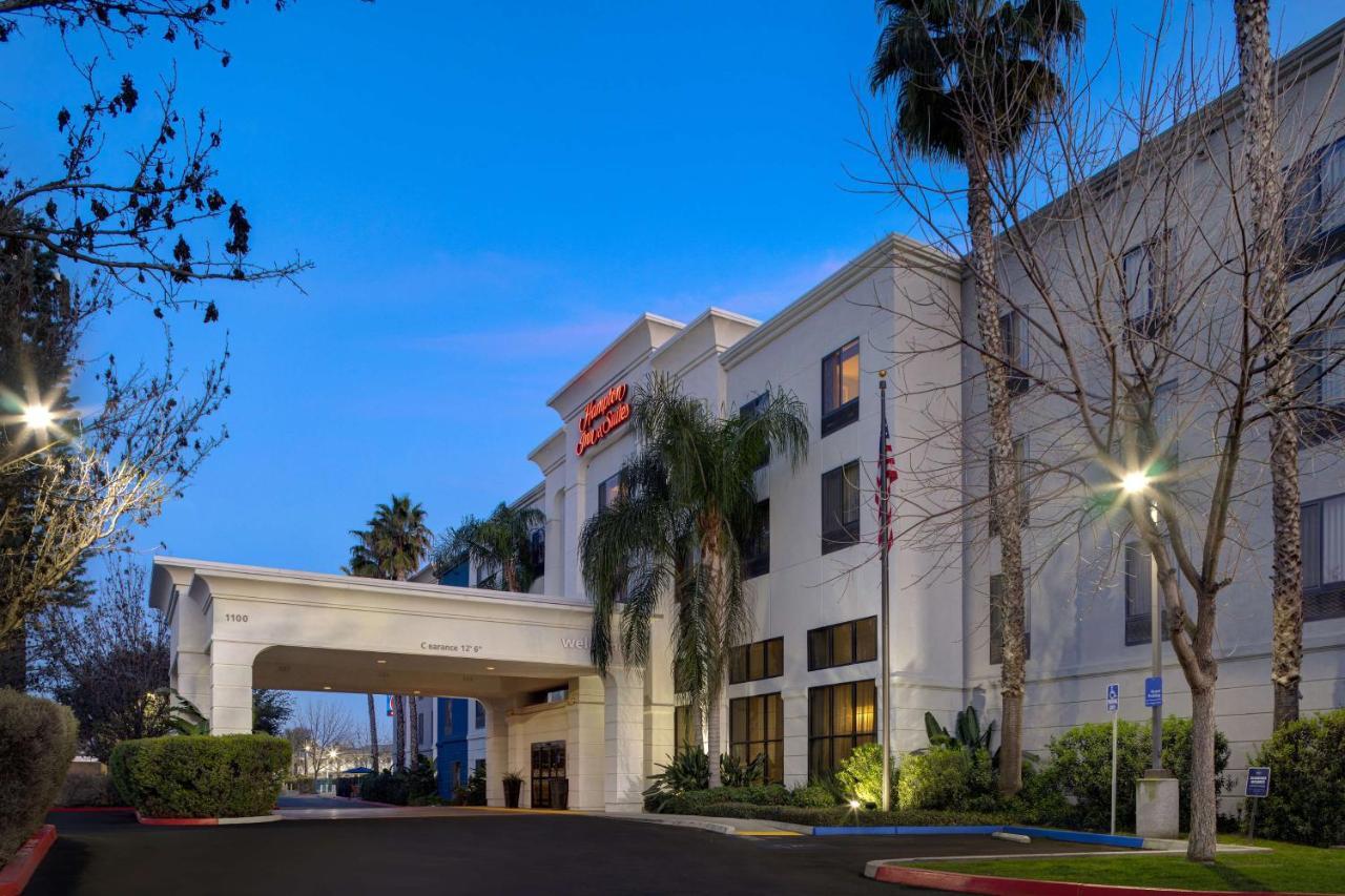Hampton Inn & Suites Tulare Eksteriør bilde
