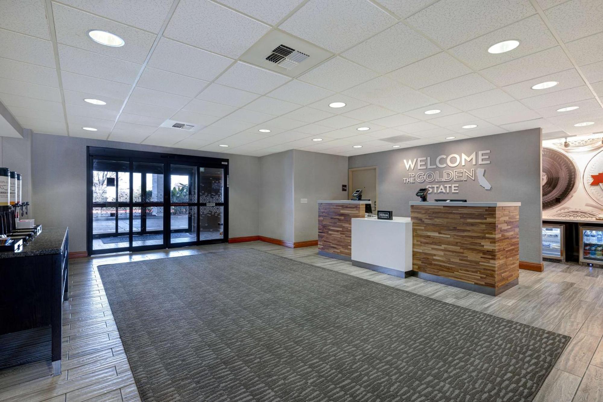 Hampton Inn & Suites Tulare Eksteriør bilde